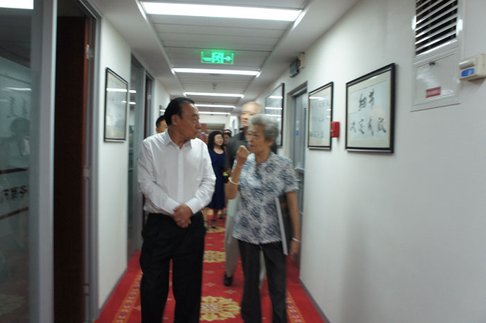 中國(guó)法學(xué)會(huì)黨組副書記、常務(wù)副會(huì)長(zhǎng)劉飏來我所參觀交流