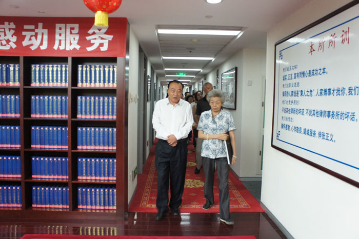 中國(guó)法學(xué)會(huì)黨組副書記、常務(wù)副會(huì)長(zhǎng)劉飏來我所參觀交流