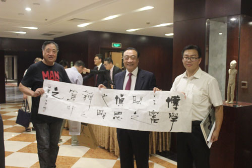 著名書(shū)畫(huà)家,徐州圣旨博物館周慶明先生向岳成律師贈(zèng)送書(shū)法作品
